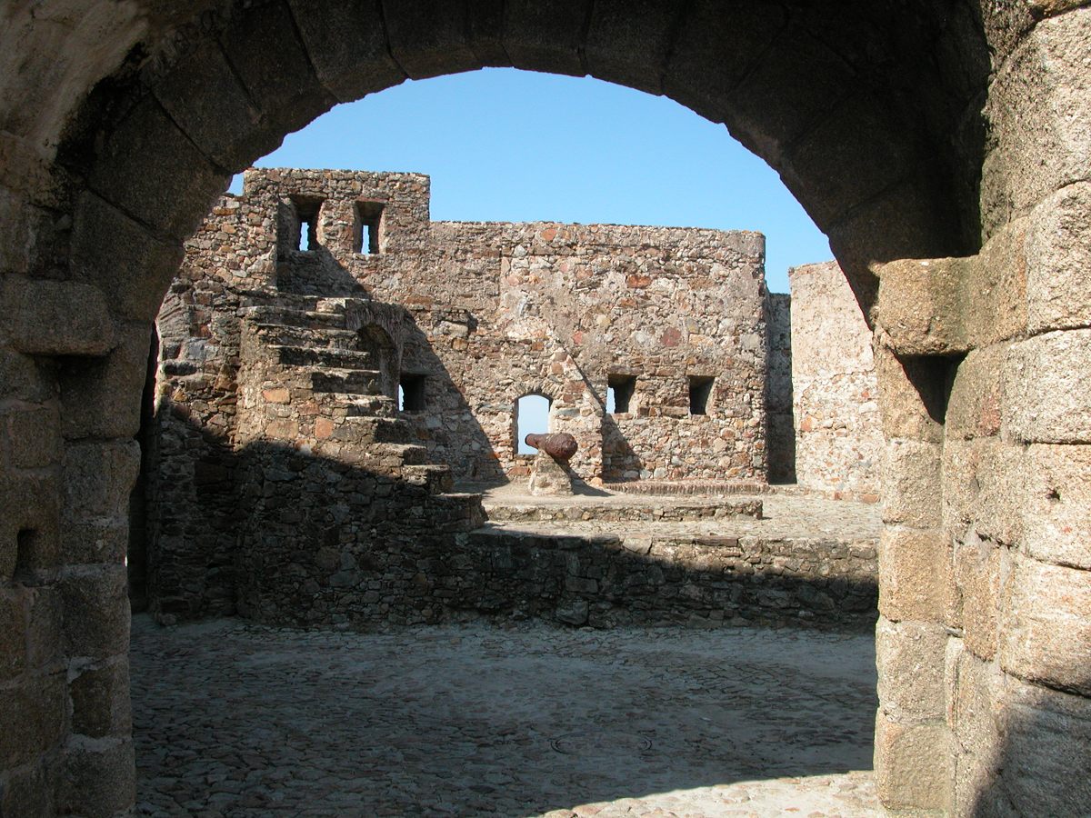 Arch view interior battlements of Marvao